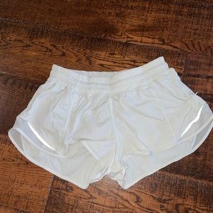 Lululemon white hottie hot 2.5 shorts size 2